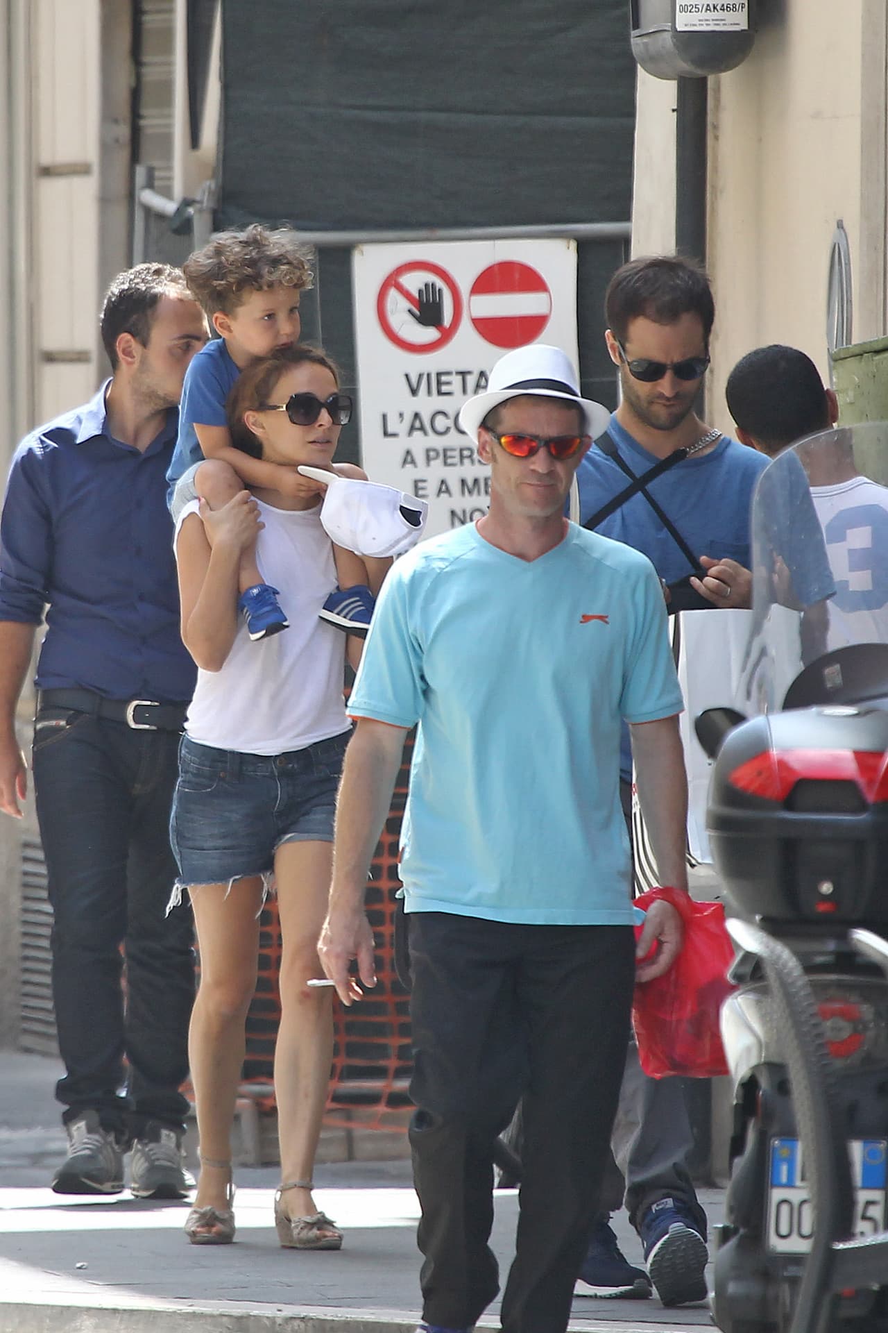 La actriz disfrutó de la capital italiana con su pareja Benjamin Millepied y su pequeño Aleph.