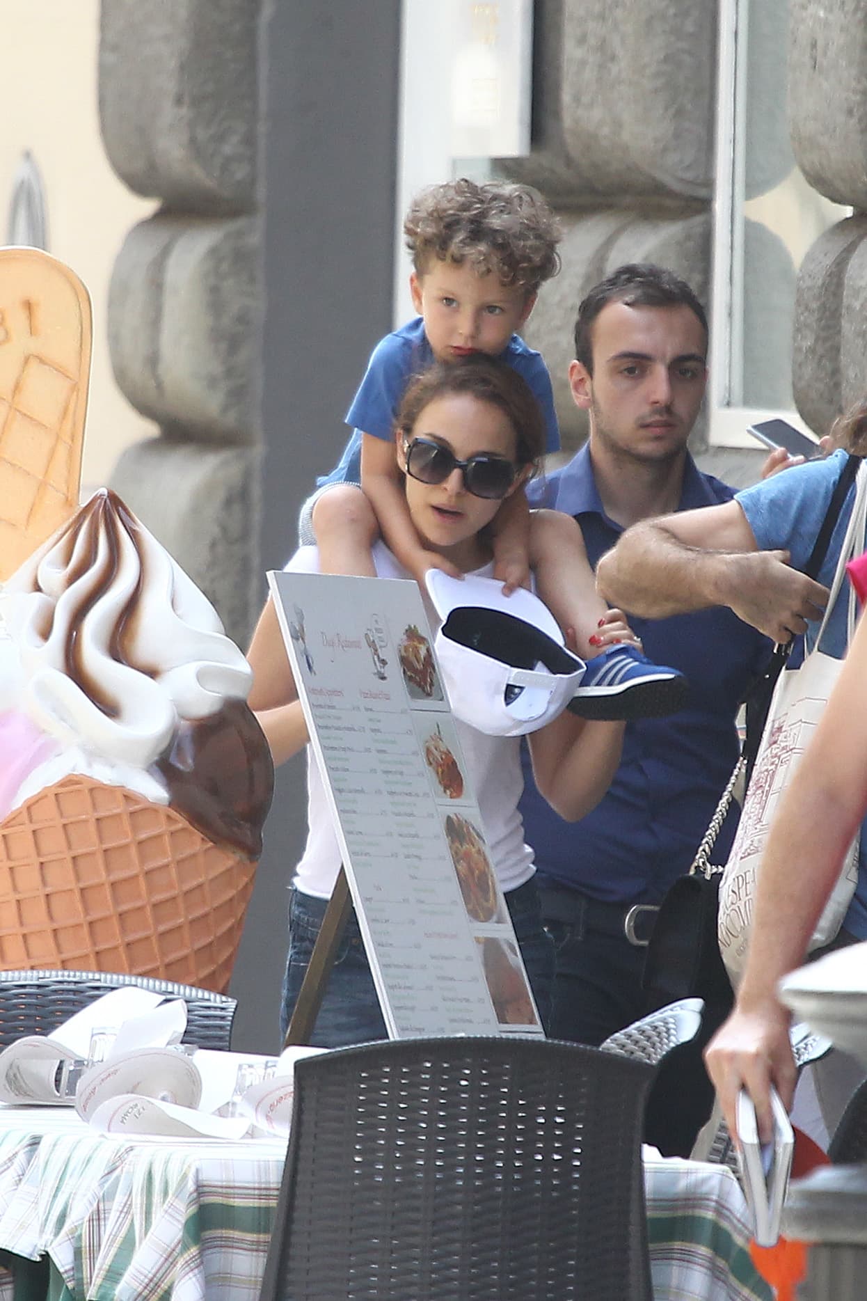 La actriz disfrutó de la capital italiana con su pareja Benjamin Millepied y su pequeño Aleph.