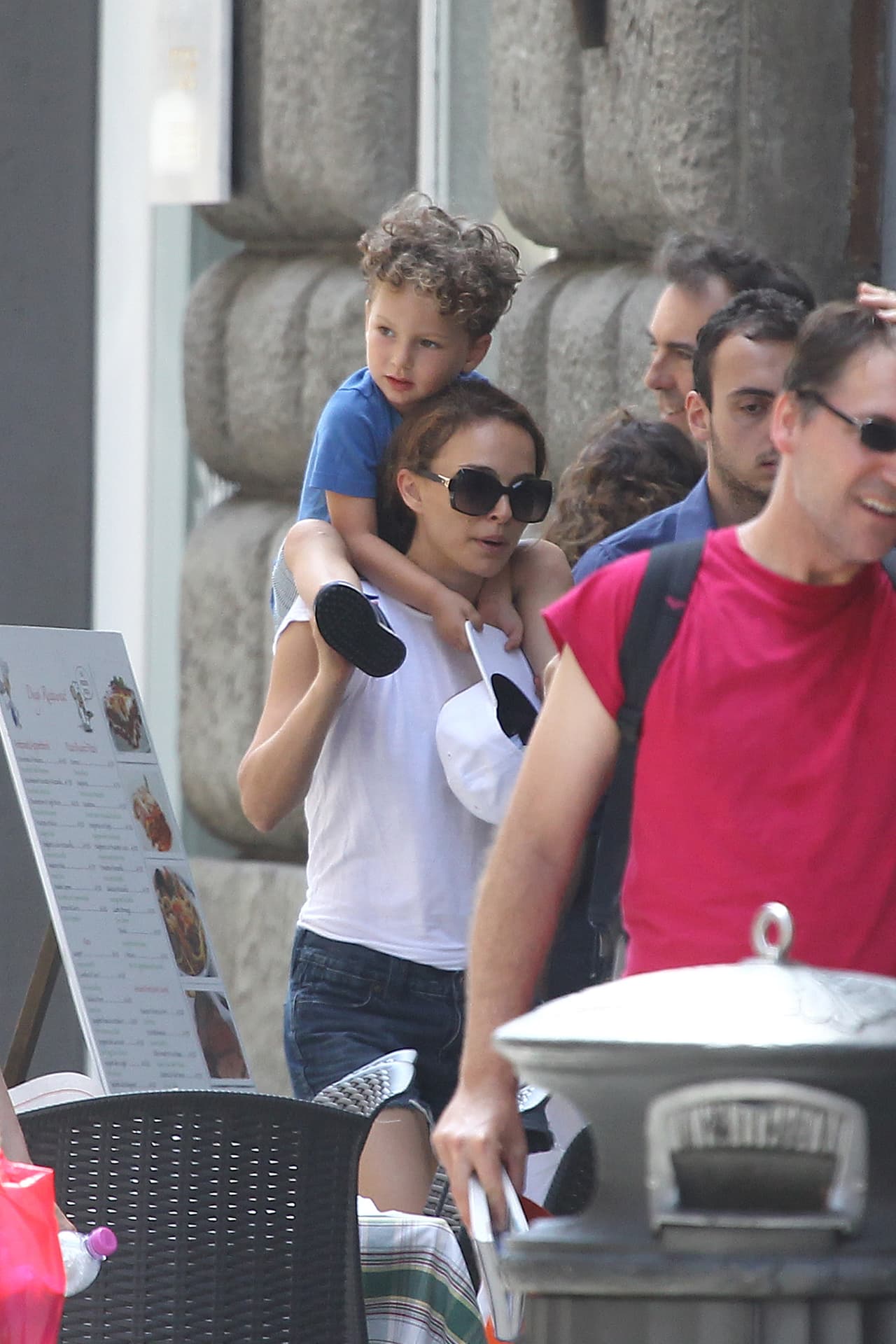 La actriz disfrutó de la capital italiana con su pareja Benjamin Millepied y su pequeño Aleph.