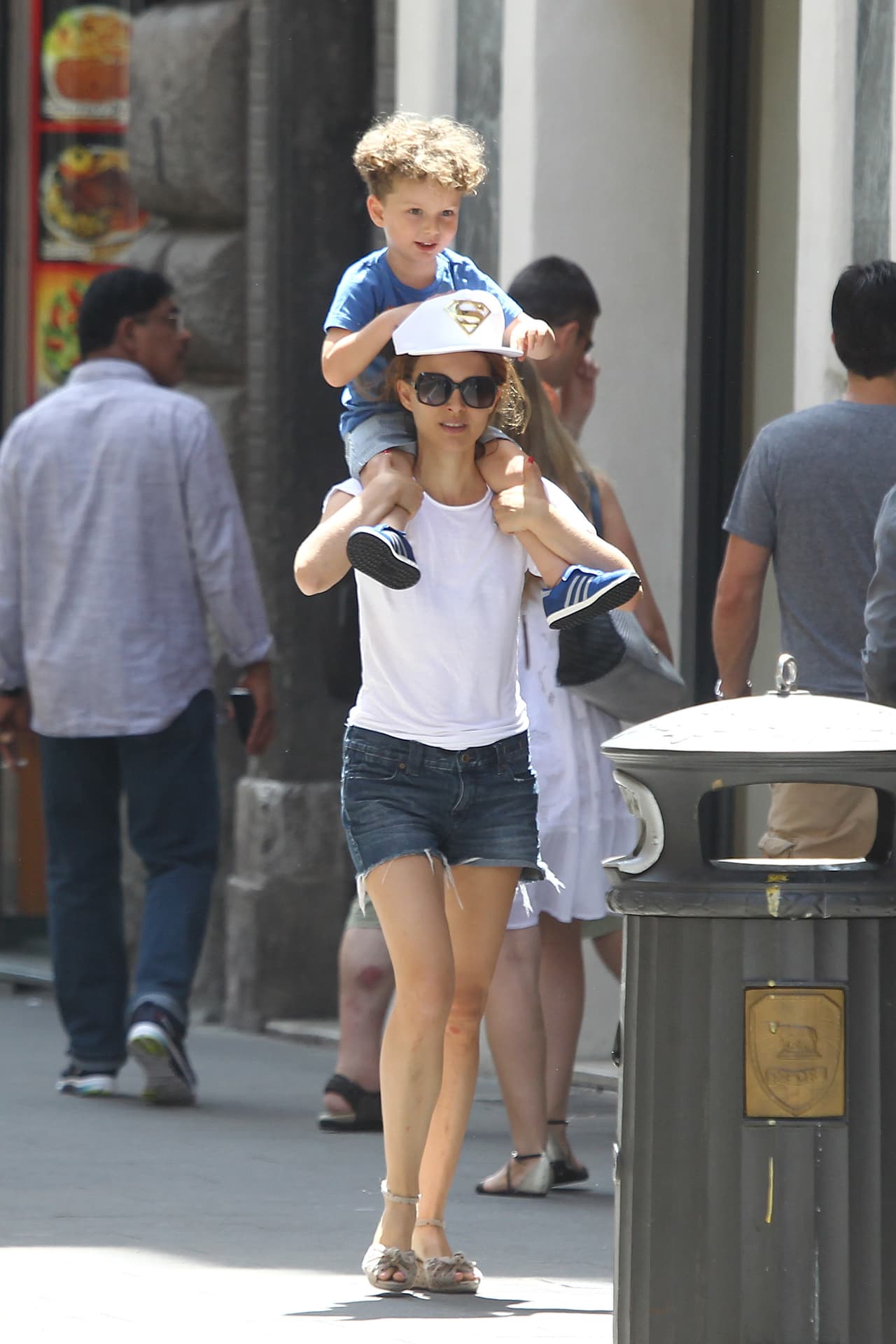 La actriz disfrutó de la capital italiana con su pareja Benjamin Millepied y su pequeño Aleph.