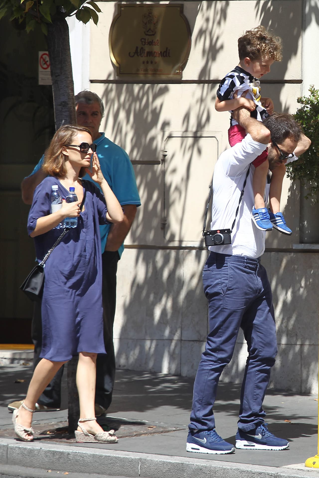 La actriz disfrutó de la capital italiana con su pareja Benjamin Millepied y su pequeño Aleph.