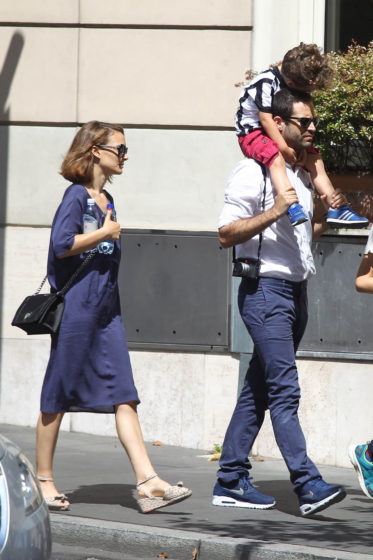 La actriz disfrutó de la capital italiana con su pareja Benjamin Millepied y su pequeño Aleph.