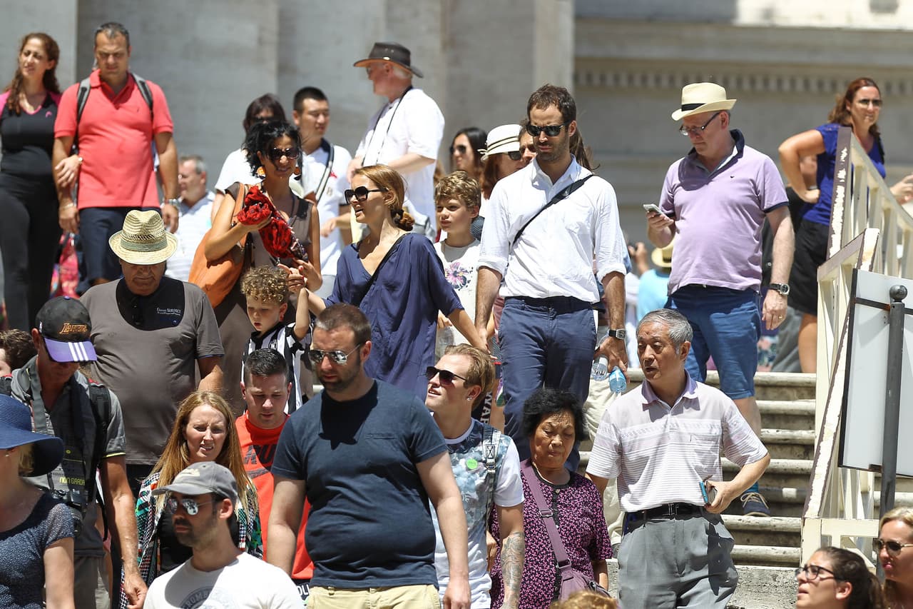 La actriz disfrutó de la capital italiana con su pareja Benjamin Millepied y su pequeño Aleph.