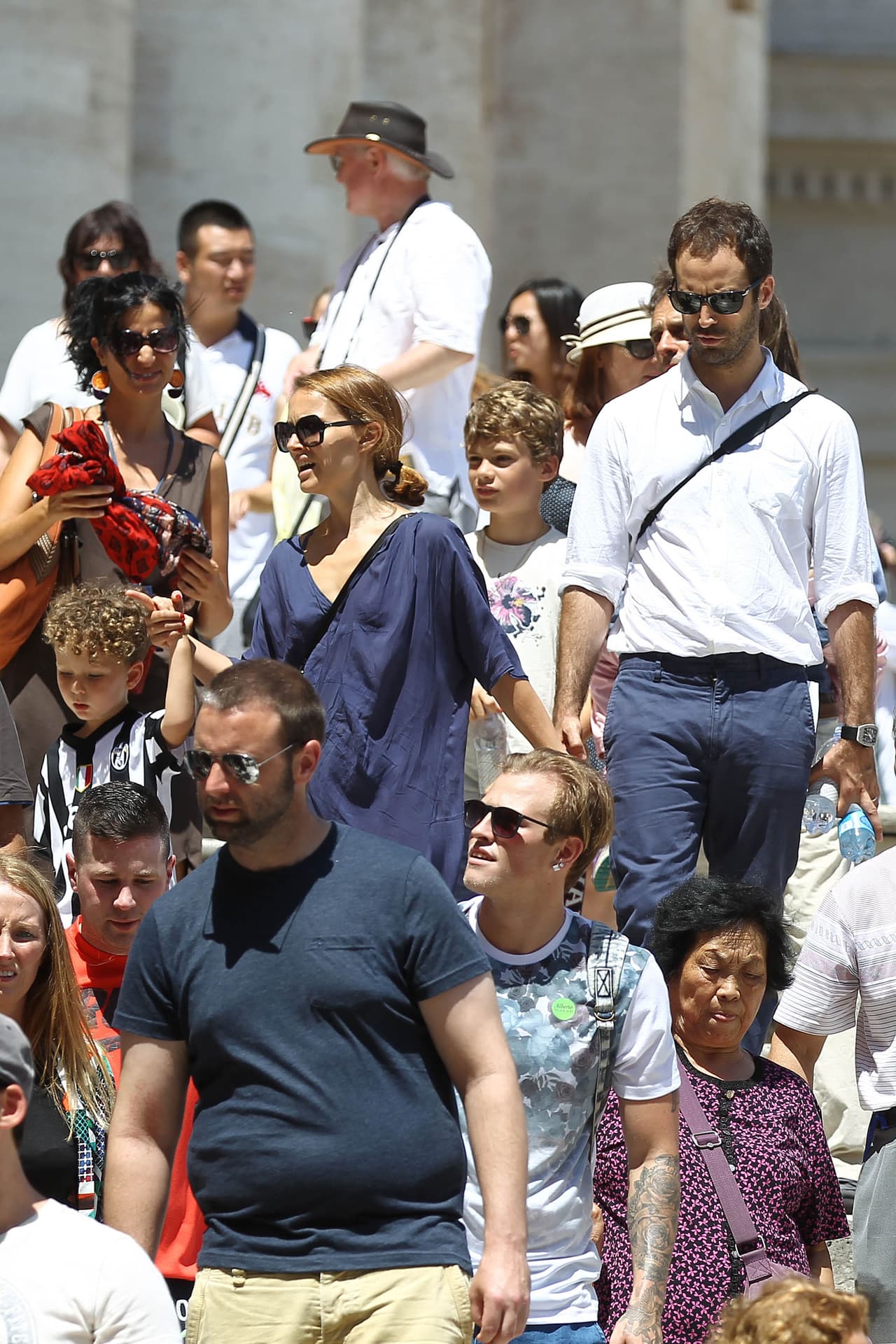 La actriz disfrutó de la capital italiana con su pareja Benjamin Millepied y su pequeño Aleph.