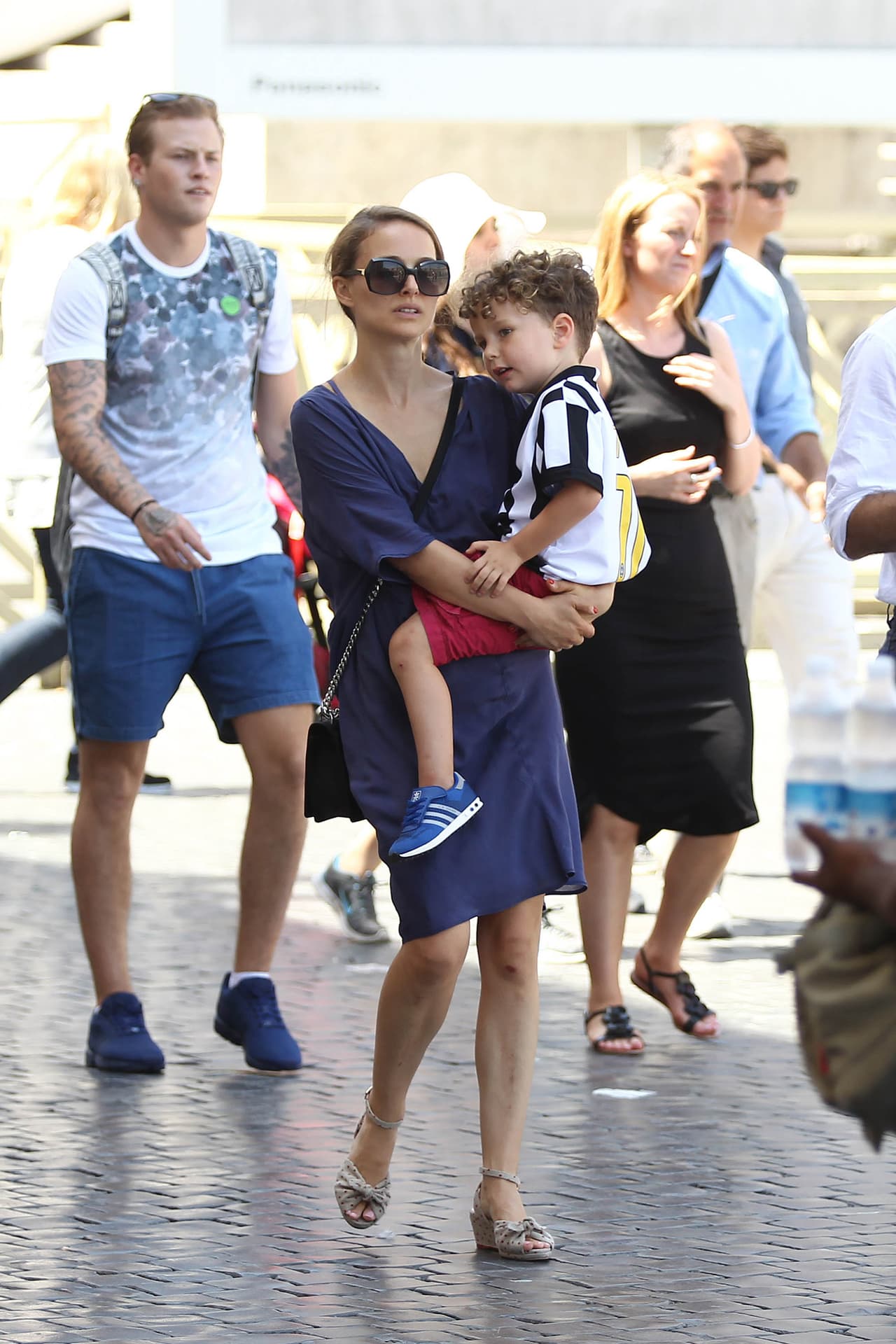 La actriz disfrutó de la capital italiana con su pareja Benjamin Millepied y su pequeño Aleph.