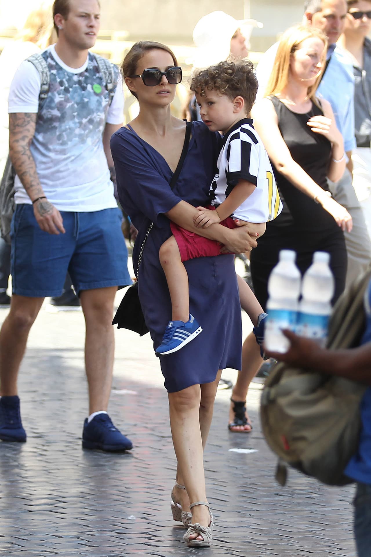 La actriz disfrutó de la capital italiana con su pareja Benjamin Millepied y su pequeño Aleph.