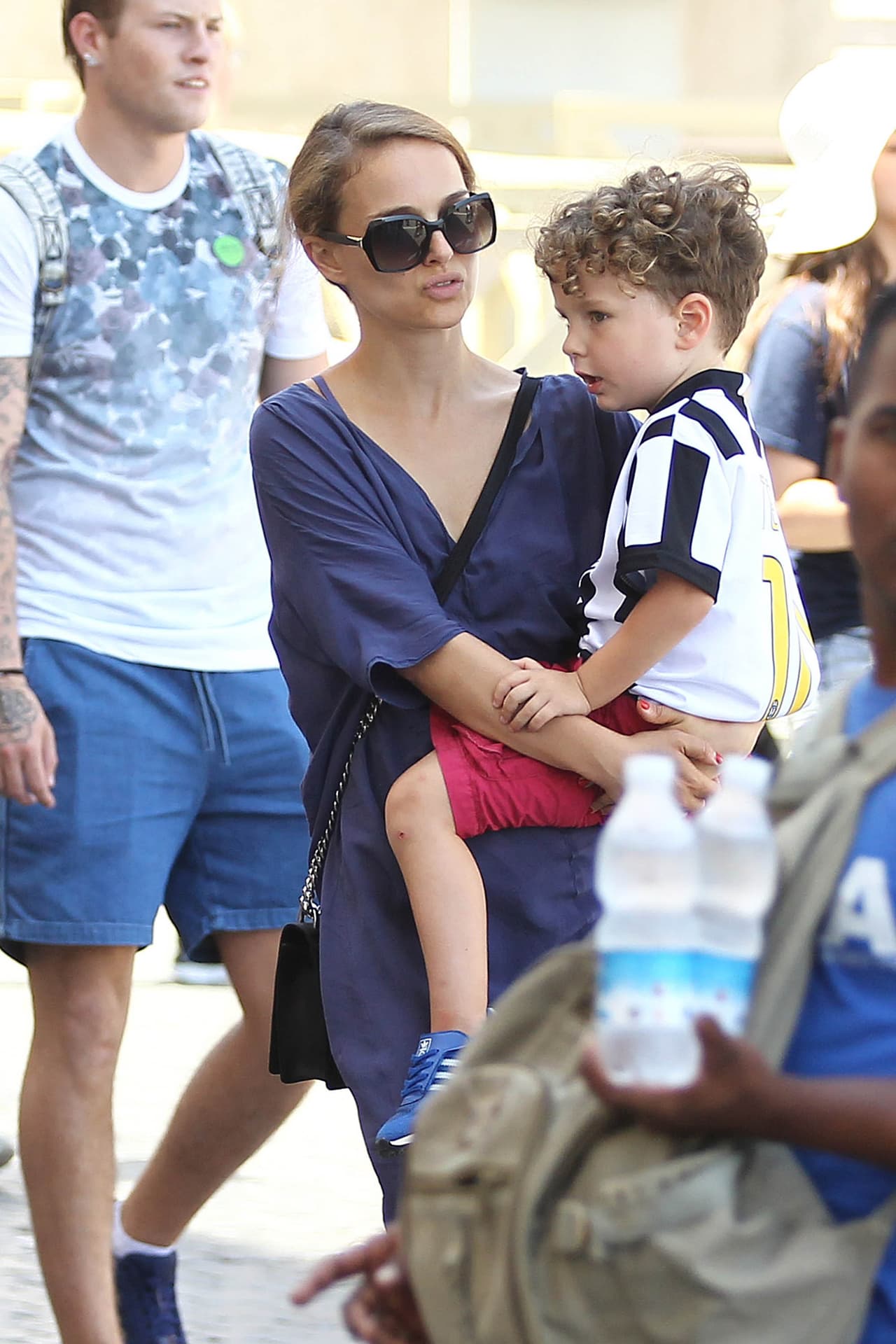 La actriz disfrutó de la capital italiana con su pareja Benjamin Millepied y su pequeño Aleph.