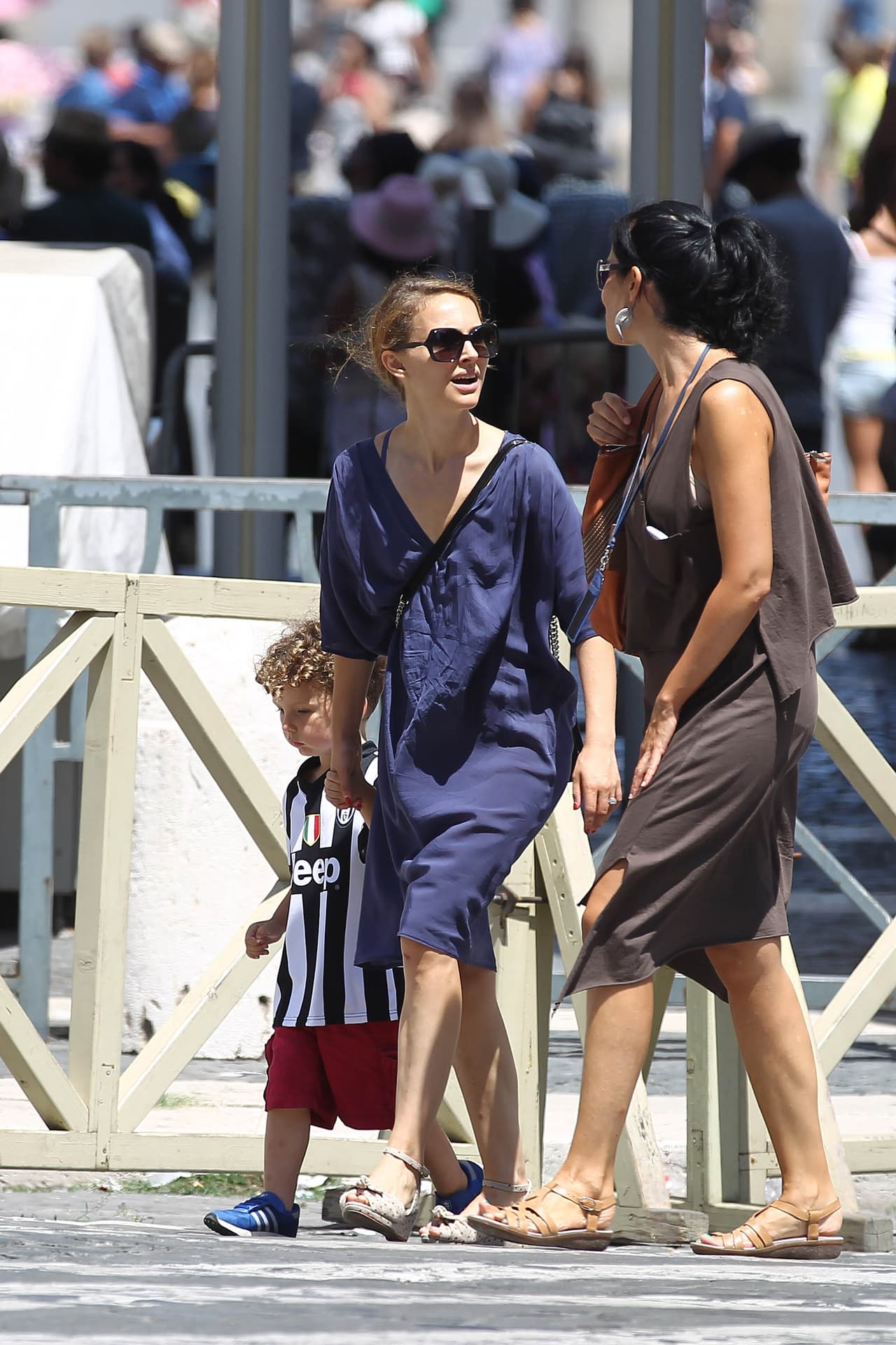 La actriz disfrutó de la capital italiana con su pareja Benjamin Millepied y su pequeño Aleph.