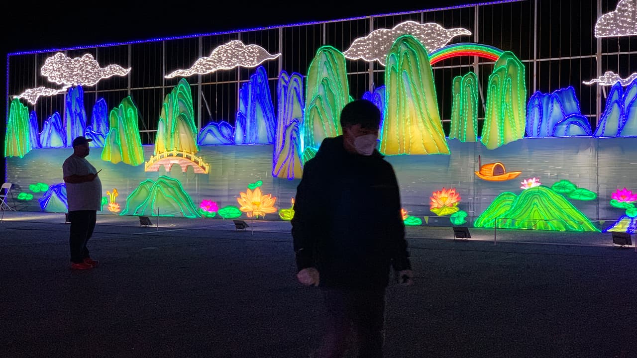 Con los juegos de
<a href="https://www.univision.com/local/houston-kxln/luces-navidenas-magical-winter-lights-houston-fotos">luces</a> interactivas, los asistentes disfrutan de un hermoso paseo y visitan pueblos antiguos construidos con luces.