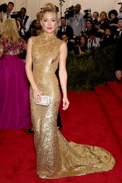 La que no necesitó ni de escote ni de cola exagerada fue Kate Hudson. Ella se pintó el vestido al cuerpo, más bien...