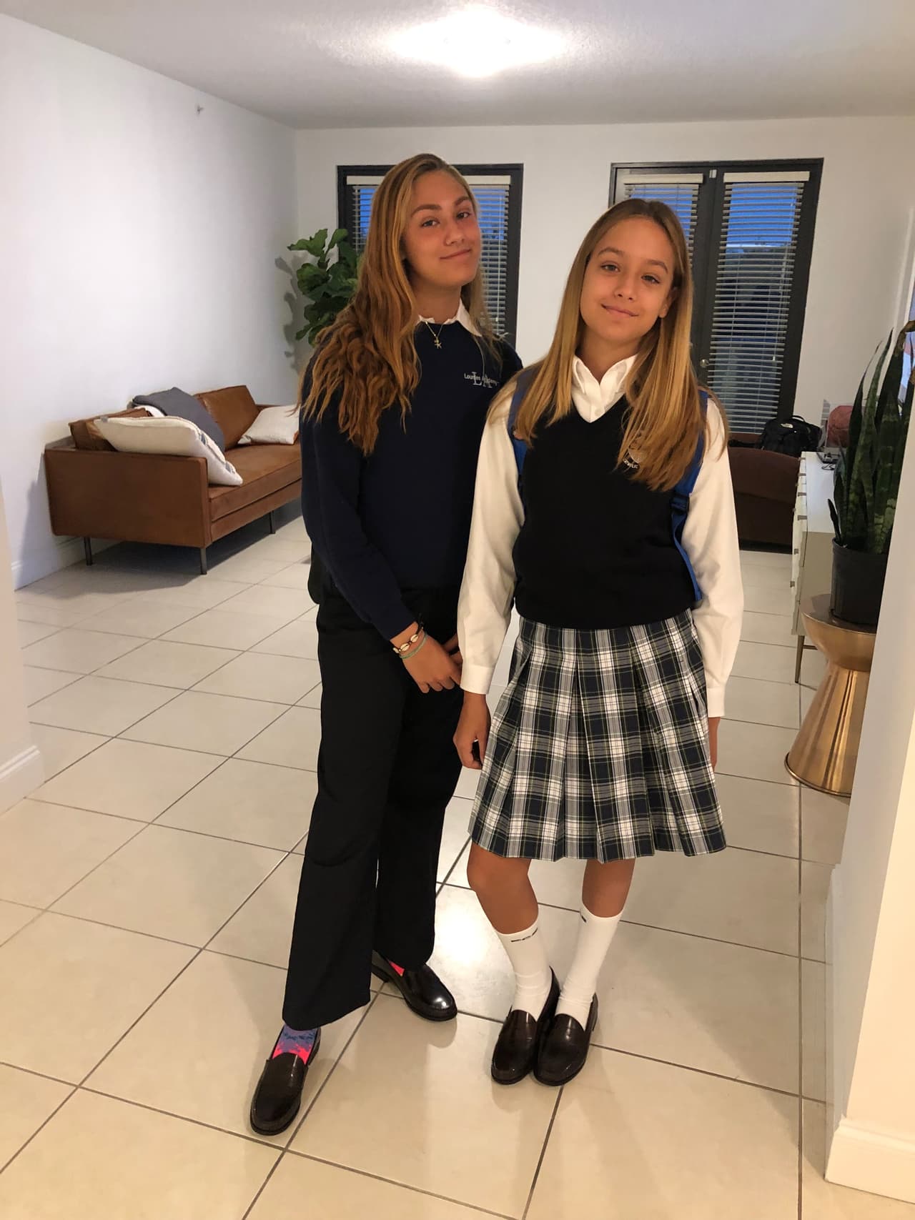 No había salido el sol, cuando estas hermanas ya estaban listas para comenzar su nuevo año escolar.