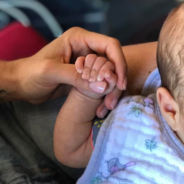 Ludwika Paleta también publicó una foto junto a "Barbarita" pero solo se podía ver la manita de la bebé.