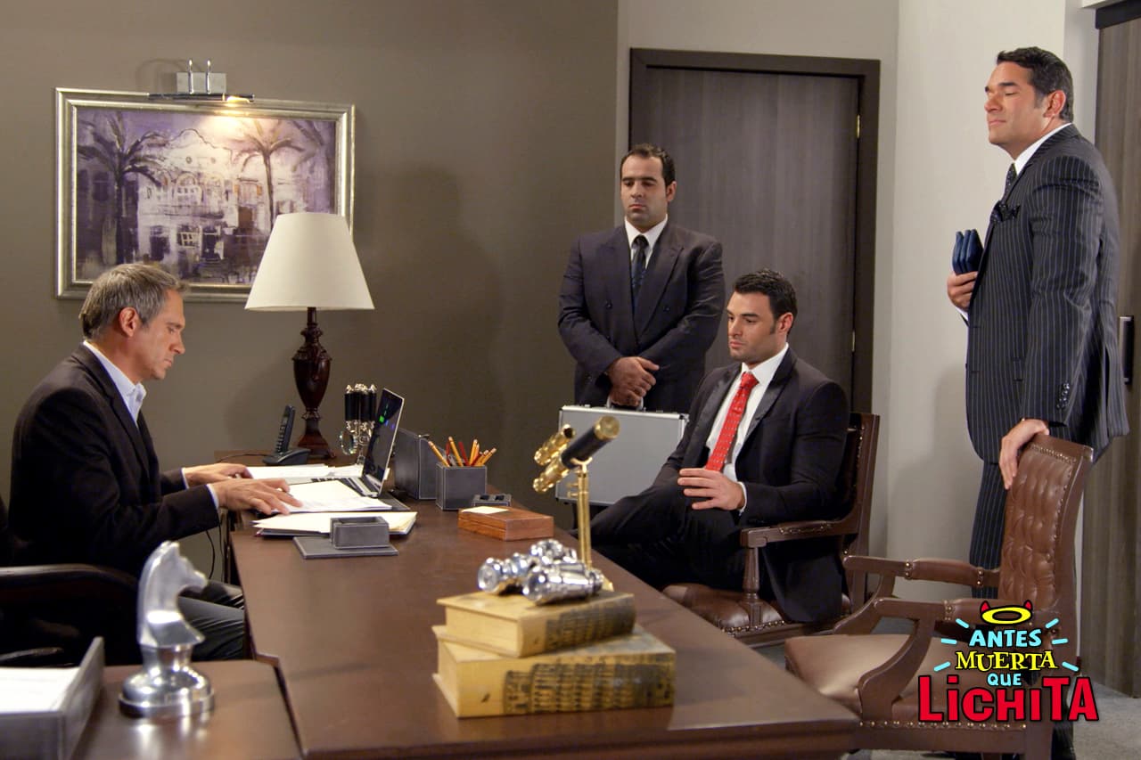 Augusto manipula a Roberto para que firme unos documentos y volverlo su cómplice.