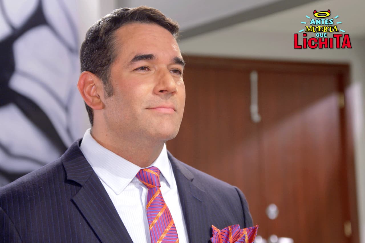 Augusto le confiesa a Roberto que él le mandó a Carmona las pruebas de los crímenes de Sheila para deshacerse de ella.