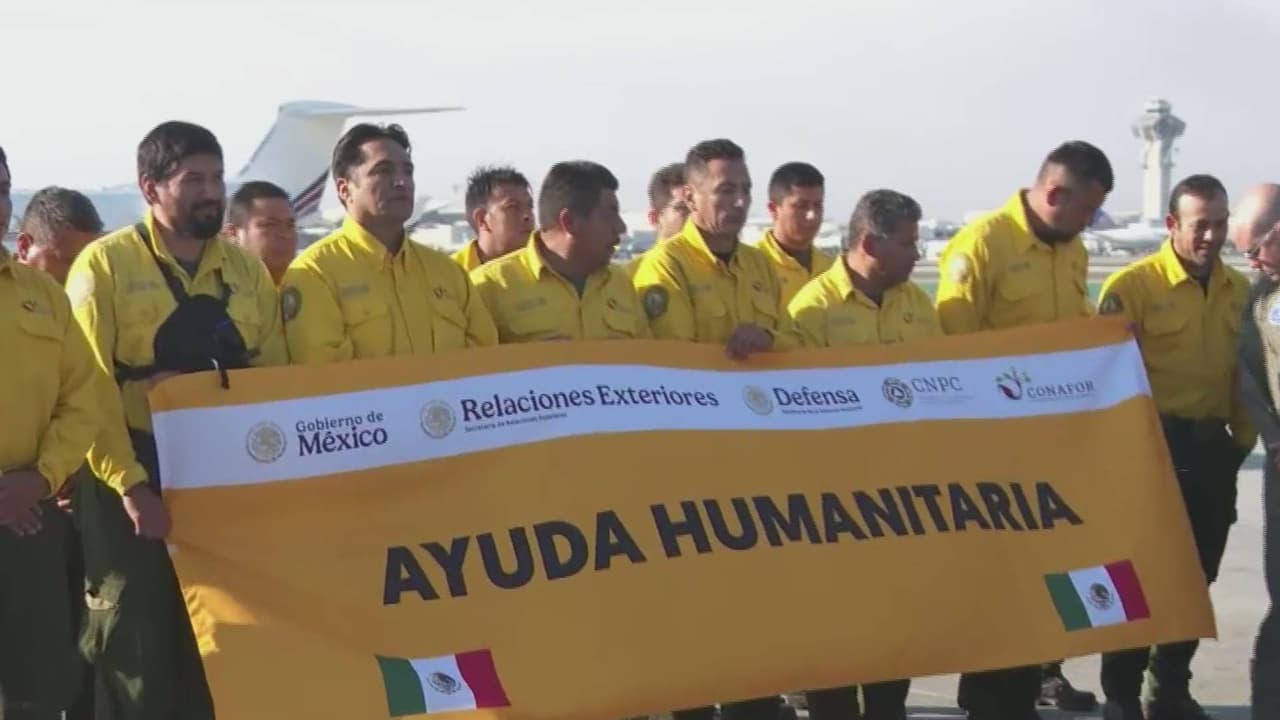 Bomberos mexicanos se unen a la lucha contra los incendios forestales en Los Ángeles