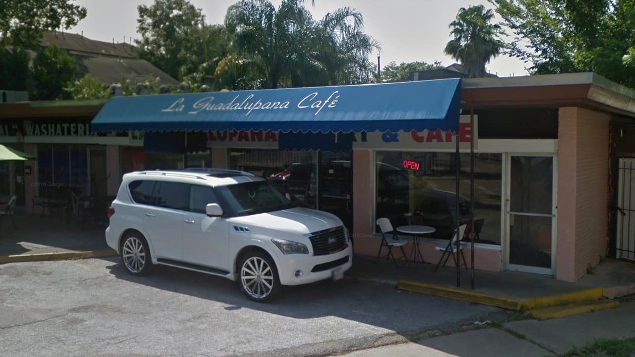 La Guadalupana Bakery & Café no solo ofrecen tamales sino también sirven delicateses en panadería.