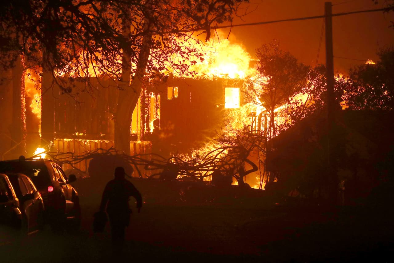 El último parte de Cal Fire reporta que el incendio está totalmente fuera de control y ha destruido varias estructuras, pero hasta el momento no se reportan víctimas mortales.