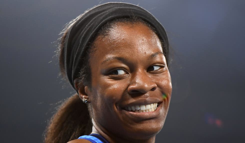 La cola de caballo es uno de los peinados favoritos no solo de las atletas olímpicas, también de las mayoría de las mujeres. 
<a href=" https://www.instagram.com/philly_phyl88/">Phyllis Francis</a>, al participar en las semifinales de los 400 metros, utilizó una banda ancha para mantener despejada su cara y libre del sudor. Si a ti también te acomoda hacer ejercicio con este tipo de accesorio, te recomendamos que busques las de algodón.
<br>