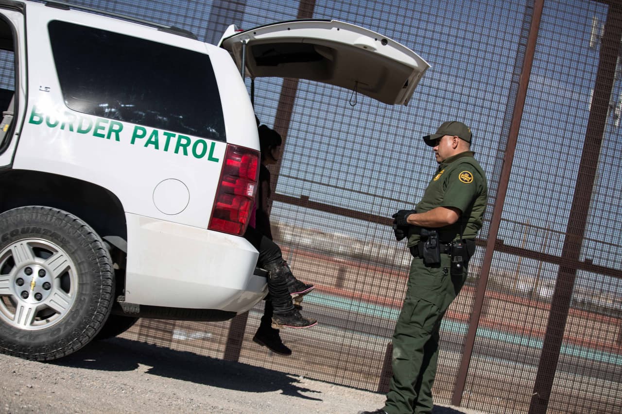 Más de 40 personas se entregaron a la Patrulla Fronteriza en dos horas. Eran en su mayoría padres y madres con sus hijos en brazos, incluso bebés, que vinieron a Estados Unidos buscando mejores oportunidades de empleo.