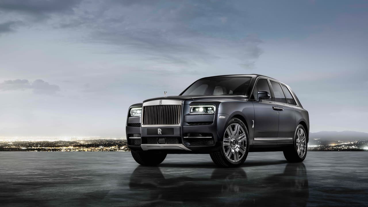 Después de una interminable campaña de intriga, en la que vimos incontables prototipos para pruebas siendo torturados en lugares tan distantes como los Emiratos Árabes Unidos, Escocia, Suecia y Austria, la nueva 
<b>Rolls-Royce Cullinan 2019</b>, la primera y por ahora única camioneta SUV del histórico fabricantes inglés, hizo finalmente su debut mundial.