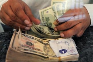 Las mujeres superan a los hombres en envío de remesas