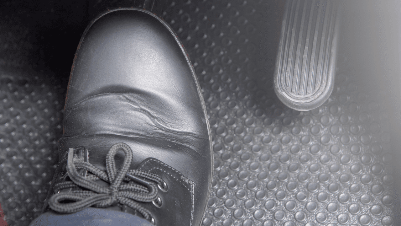 <b>Mantén el pie en el freno</b>
<br>Si importar si tienes frenos ABS o regulares, la recomendación es mantener el pie en el pedal de freno. Lo ideal es que lleves el talón apoyado en el piso y, cuando sea necesario, apliques fuerza con la punta del pie de una manera lenta, firme y constante.