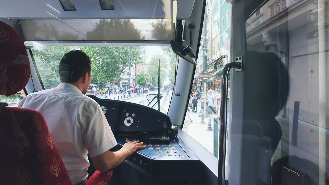 <b>Puesto 11. Operador de trenes urbanos. </b>
<br>
<b>Salario promedio en 2019: 67,880 dólares al año.</b>
<br>
<br>Estos profesionales generalmente se encuentran en las ciudades más grandes del país. Sus responsabilidades incluyen conducir el vehículo y otras actividades de la operación del tren. Este tipo de empleo generalmente no requiere más que un diploma de escuela secundaria, aunque debe recibir capacitación en el trabajo para atender ciertas tareas.
<br>