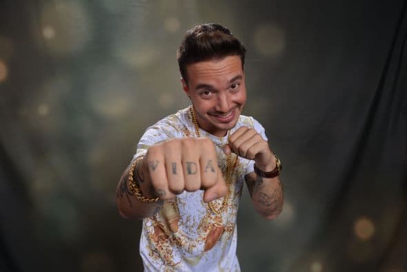 Deja la carrera. Quizá fue una decisión difícil pero en séptimo semestre de la carrera de relaciones internacionales deja todo por seguir su sueño con la música.