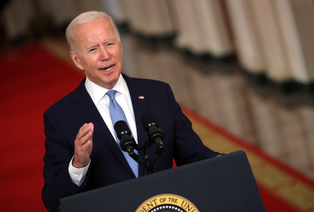 En el último día de la guerra en Afganistán, Biden defiende la retirada y alaba el "éxito" de la evacuación