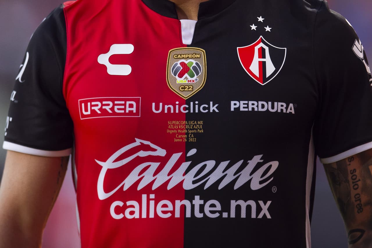 Julián Quiñones pasó de héroe a villano en cuestión de minutos, pues marcó el gol para empatar 2-2 en el tiempo reglamentario, pero voló el último cobro en los penales para darle el triunfo a Cruz Azul.