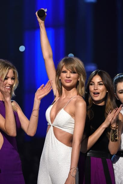 La gran ganadora de los Billboard fue Taylor Swift, quien alzó por todo lo alto sus reconocimientos.
