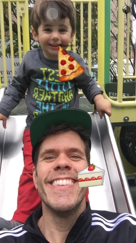 Perez Hilton es el papá más feliz del mundo ¡pasa momentos increíbles con el pequeño Mario Armando!