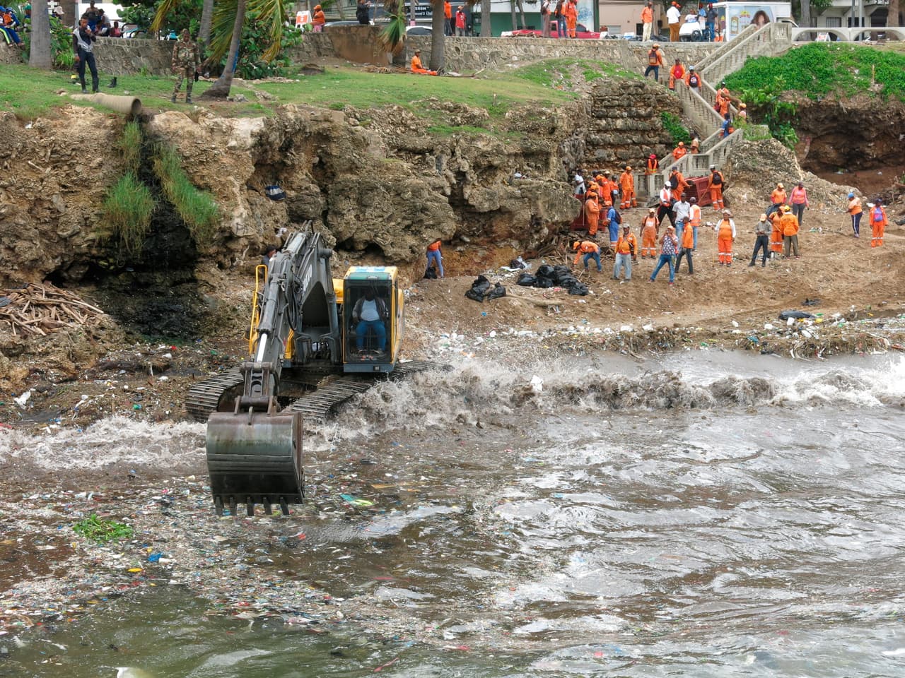 Según explicó el general Rafael Antonio Carrasco, cada día se sacan entre 60 y 70 toneladas de basura. Debido a la falta de equipos para recolectar los desechos en el agua, las brigadas de trabajadores esperaban hasta que las olas arrastran la basura a las playas para recolectarlas con ayuda de palas mecánicas.
