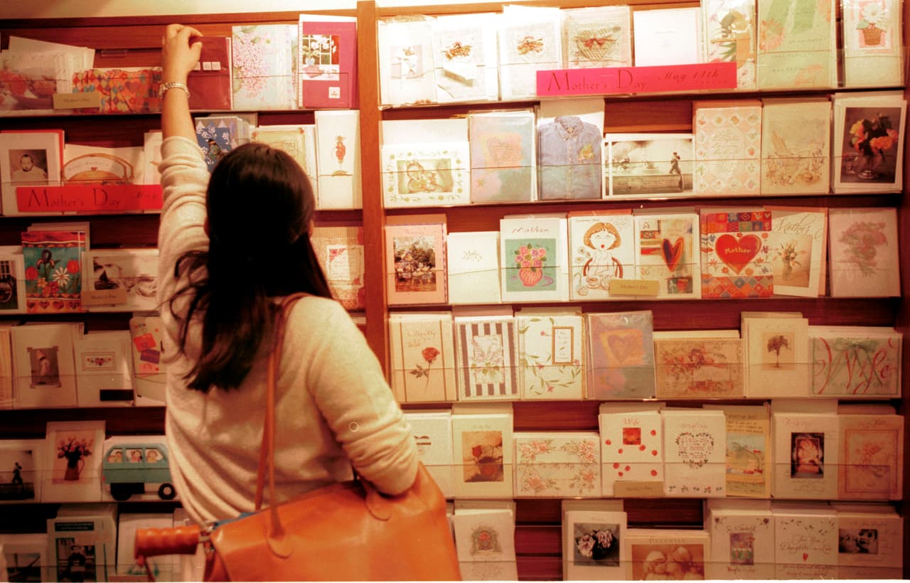 1. Papyrus publicó un comentario en su página de 
<a href="https://www.facebook.com/papyrus/photos/a.276916049005360/3190124427684493/?type=3&__xts__%5B0%5D=68.ARD8_G9dSwK8Hk8GDK_t57EE8RBngBicKma5Im_c-ng-ozXOLxX_zQXd1ZL3bZGHNg5x4sc0uVR-9SmzU1K_t8Y8bvPZE_49s8_DruqEn8hhkdT0Q10ufMpu-7eGBwBb9KJ9fSp8BoHYd89hYpCdSq9NWf5bmaYm2YxyzOHs4ZQXyGIqAtqifovxDuVQQmxH3GkB6I6_2fm9cvQQvMGqIjjp-kEmkyUaf8oZtRFtBxFtsLF7Xnwzg1aleqXngdRr2t0_LmYRYpegLy055BTeAL9Emi956kLBsFPOOMX42pBpg6XT3r8rLXwmlxNVQWKo-4owYANTXJldVJE1Ia-ea_zxZA&__tn__=-R" target="_blank">Facebook</a> confirmando el cierre y agradeciendo a sus clientes.
<br>