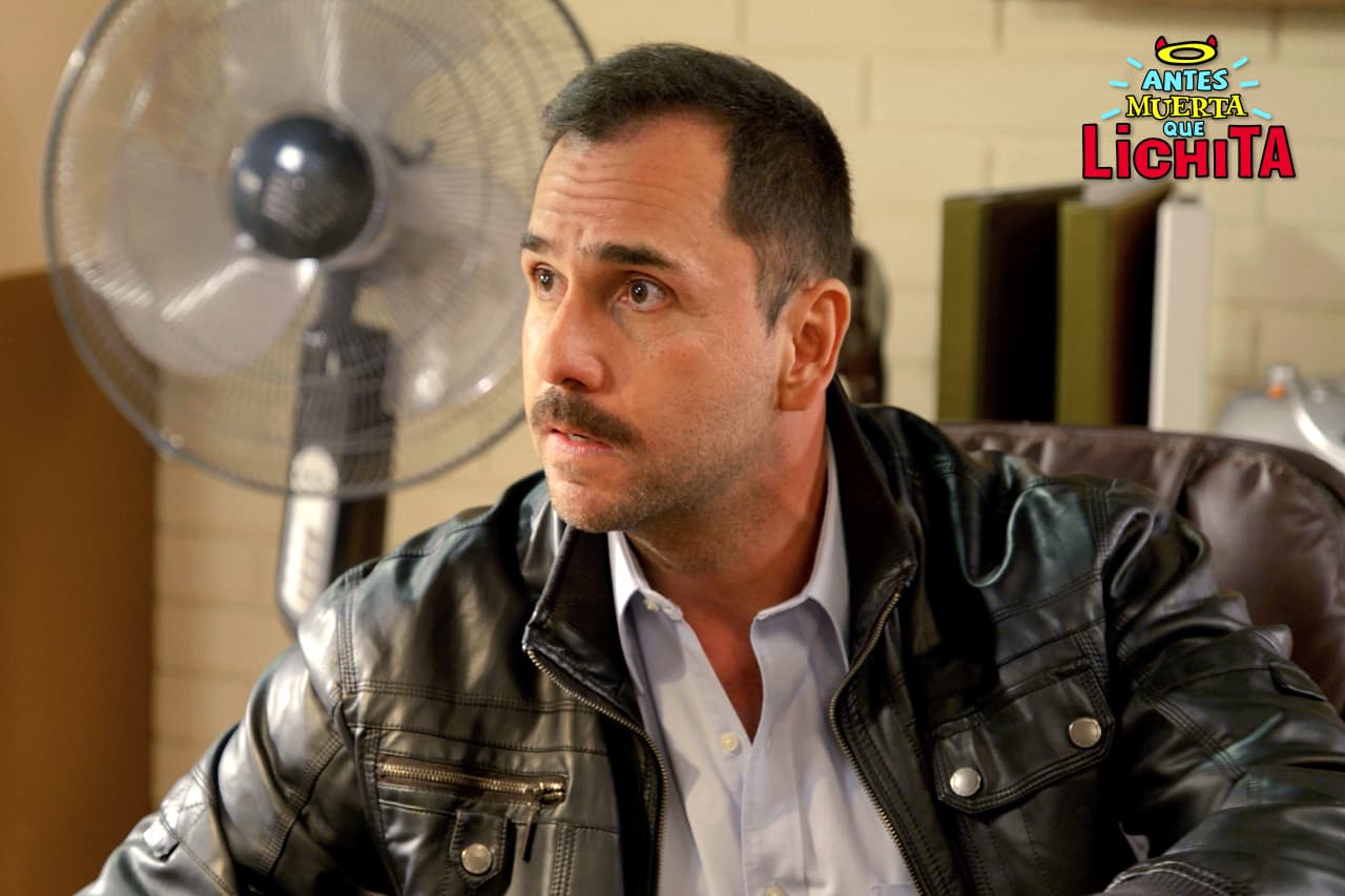 Roberto acude a la policía para pedir la ayuda del agente Carmona.