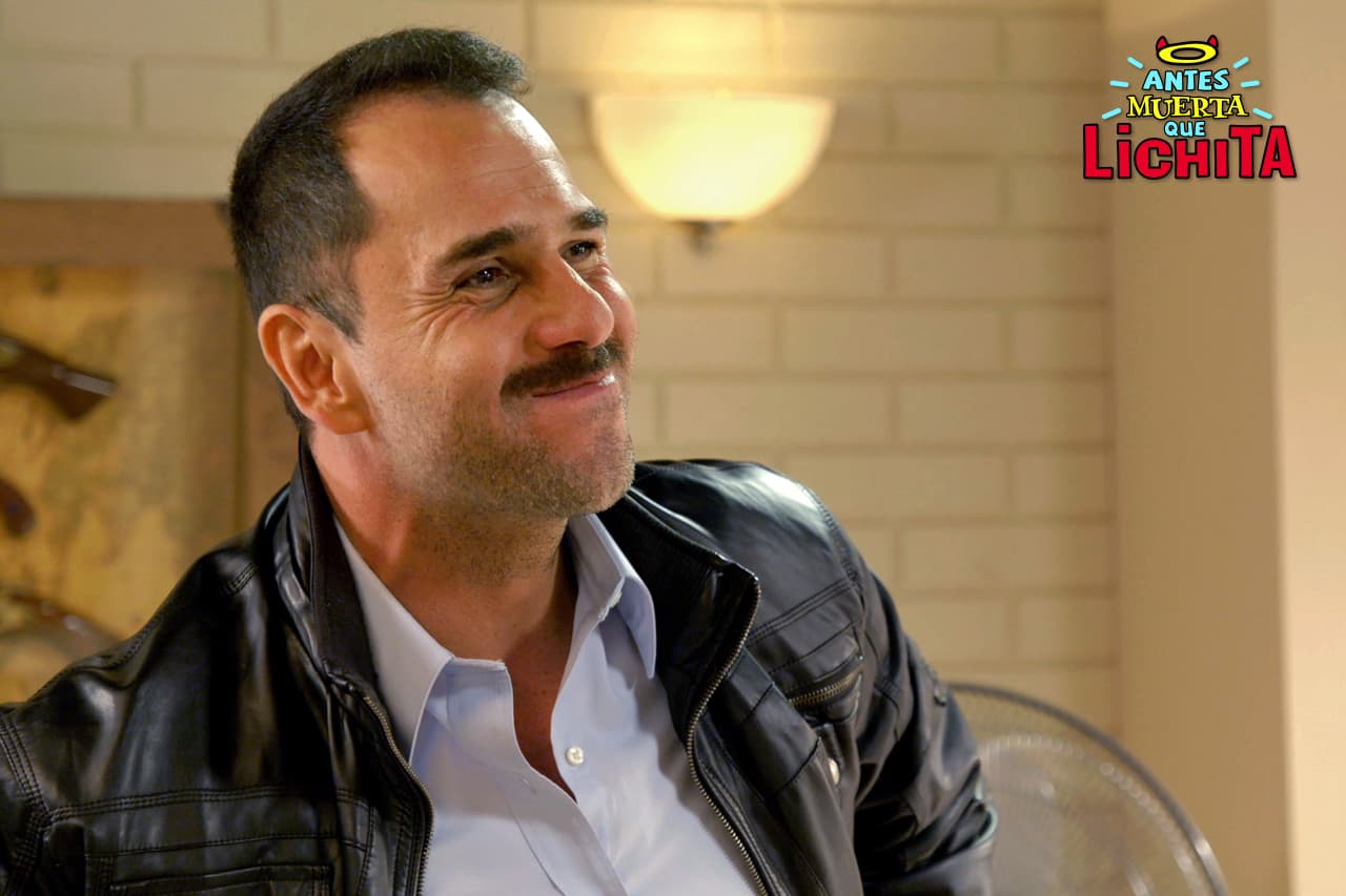 El agente Carmona cree que Roberto le está mintiendo y decide no ayudarlo.