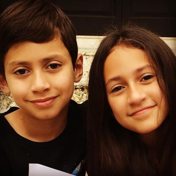 Aunque Emme es más parecida a JLo, el varoncito es quien se está en convirtiendo en la viva imagen de su papá.