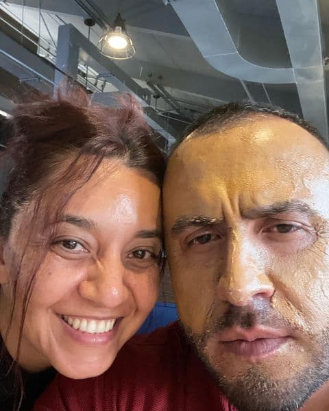 En un breve video en el que se mostró más serio, el cantante de 44 años detalló que lo que le realizaron en el rostro fue un peeling químico.
<br>