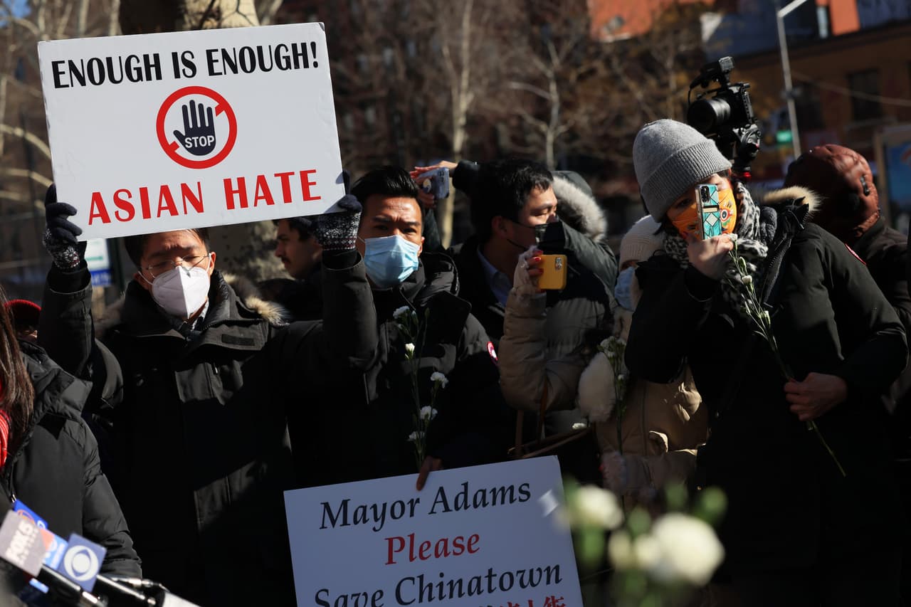 Una cámara de vigilancia captó el momento en el que el sospechoso siguió a la víctima a su edificio.