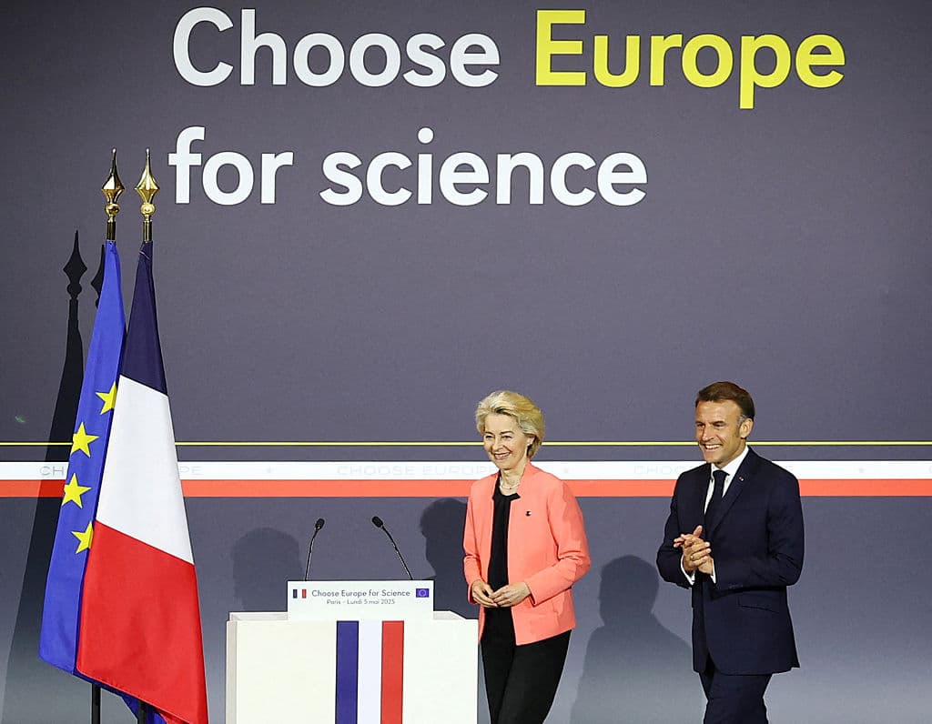 El presidente francés, Emmanuel Macron, y la presidenta de la Comisión Europea, Ursula von der Leyen, en la conferencia 'Choose Europe for Science' este lunes en el anfiteatro de la Universidad de la Sorbona en París.