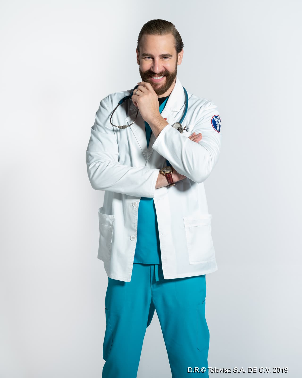 <b>Carlos de la Mota</b> también se integra a Médicos con el personaje de Luis Galván. Este cardiólogo es una eminencia en su especialidad y es conocido por haber atendido a personas importantes, y haber salvado numerosas vidas. Igual que muchos de sus colegas, su demandante trabajo le causará una crisis en su matrimonio.