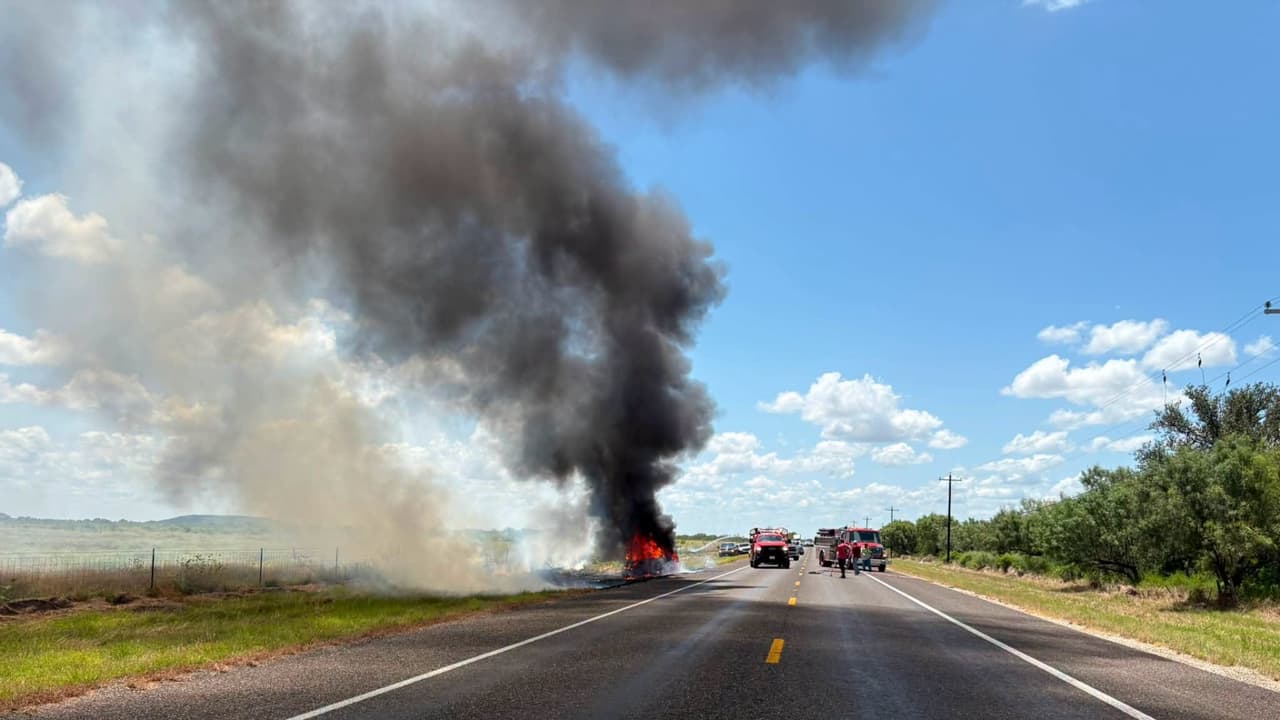 A pesar de la magnitud del incendio, 
<b>no se reportaron personas heridas</b>.
<br>
<br>Rowland señaló que los bomberos lograron controlar el fuego y que todavía quedaba trabajo por hacer para completar las labores de restauración en la propiedad.
<br>
<br>Mientras los equipos trabajaban en la zona, las autoridades también emitieron una alerta de tráfico por el cierre temporal de 
<b>U.S. 83, al norte de Uvalde</b>, debido a un incendio de vehículo.