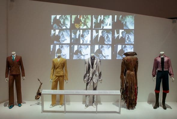 La exhibición se presenta en el Museo de Arte Contemporáneo de Chicago desde el 23 de septiembre y documenta la extensa carrera musical de uno de los iconos del glam rock británico.