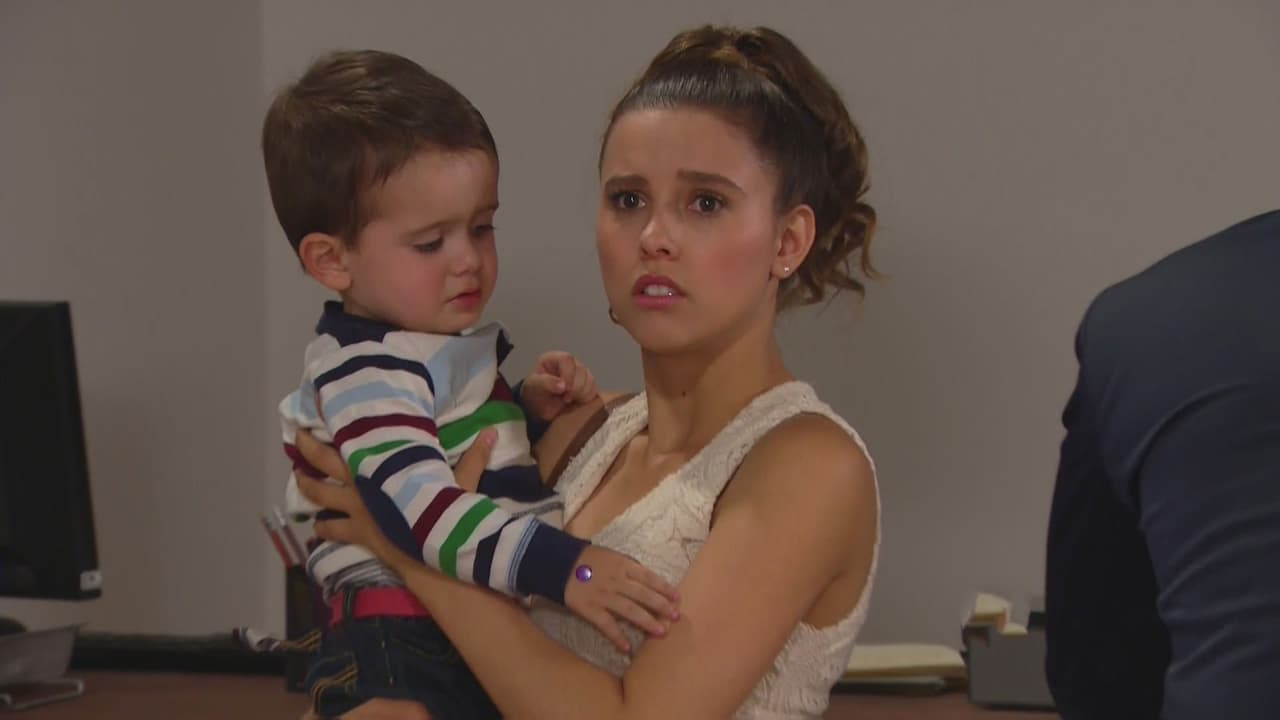 Aunque tienen todo en su contra, 'Luisa' y 'Carlos' logran vencer los obstáculos y tienen un hijo.