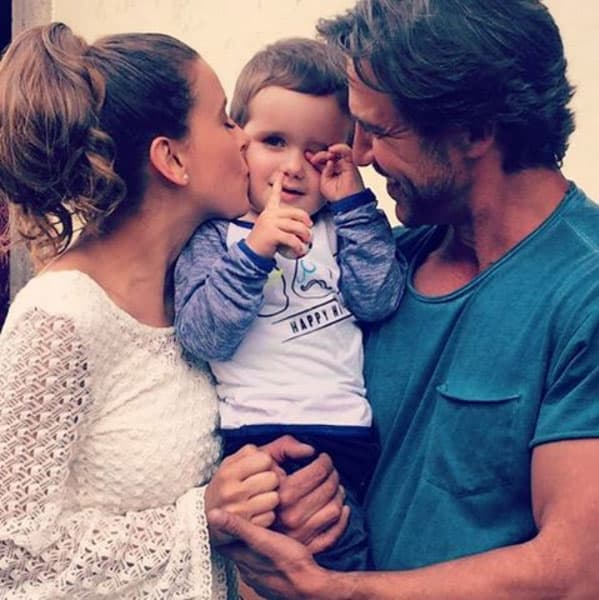 Ahora ella cuida de su retoño y su papá la apoya en todo.