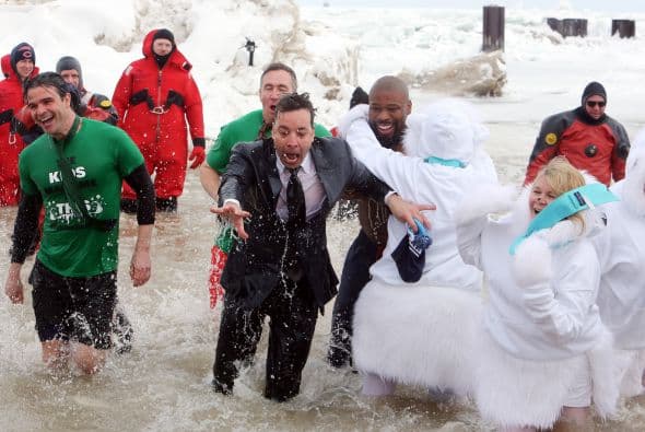¡Lo hizo!Mira lo congelado que quedó el comediante Jimmy Fallon luego de aceptar el reto que le hizo el alcalde de Chicago Rahm Emanuel de lanzarse a las congeladas aguas del Lago Chicago durante el Polar Plunge 2014 y con un temperatura de 2 grados