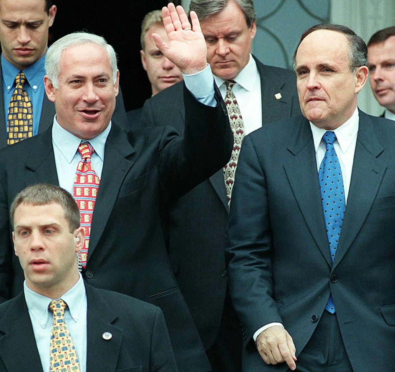 El alcalde Rudy Giuliani recibe en su residencia de Nueva York al primer ministro Israelí Benjamín Netanyahu, en 1998. Giuliani, hijo de inmigrantes italianos es católico romano, sin embargo en su gestión tuvo las mejores relaciones con autoridades hebreas.