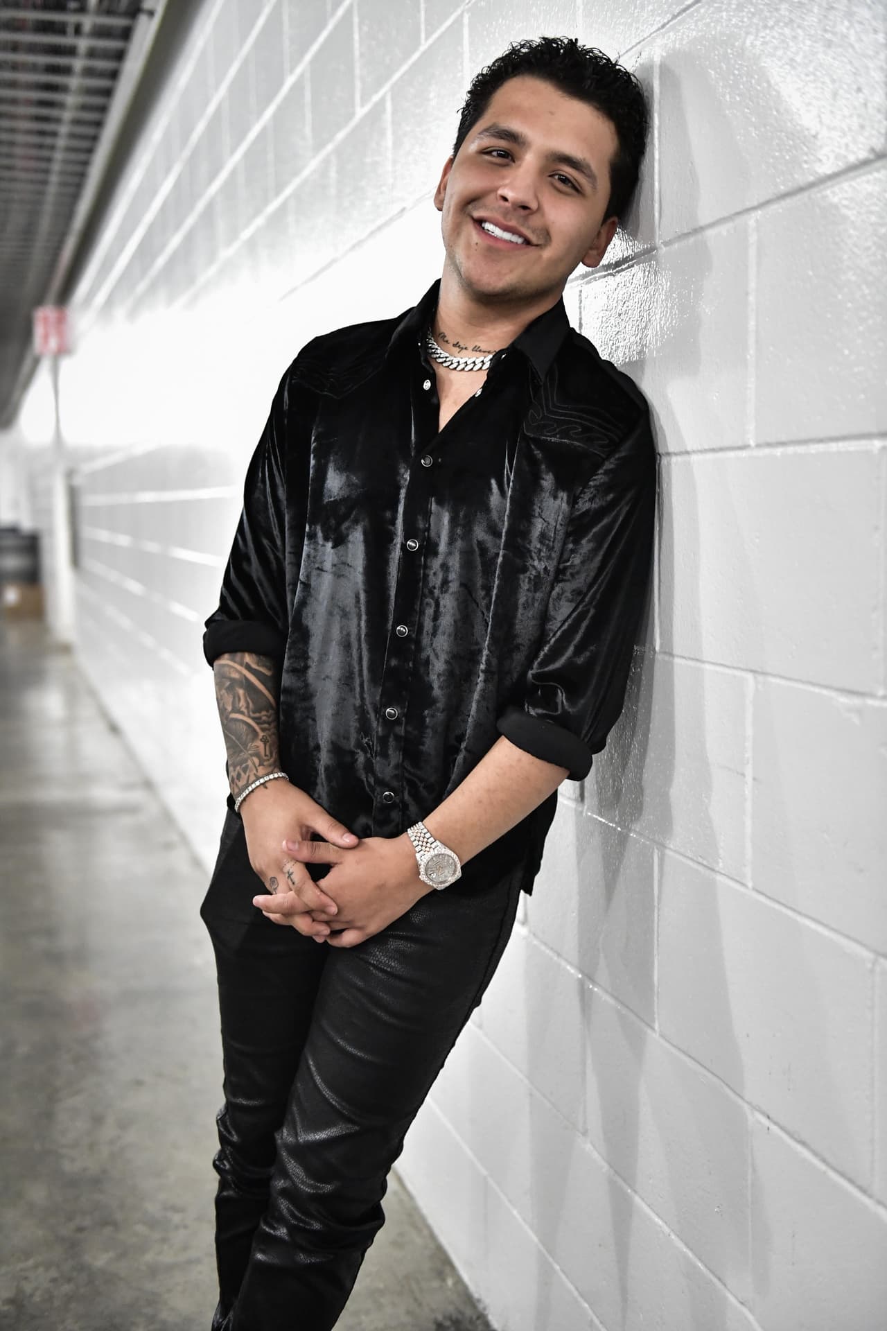 El intérprete de 20 años también comentó que tiene un
<b>tatuaje más en la espalda, </b>en forma de ojo, "que significa que debo estar concentrado en el trabajo... Pero ese no lo voy a enseñar hoy".