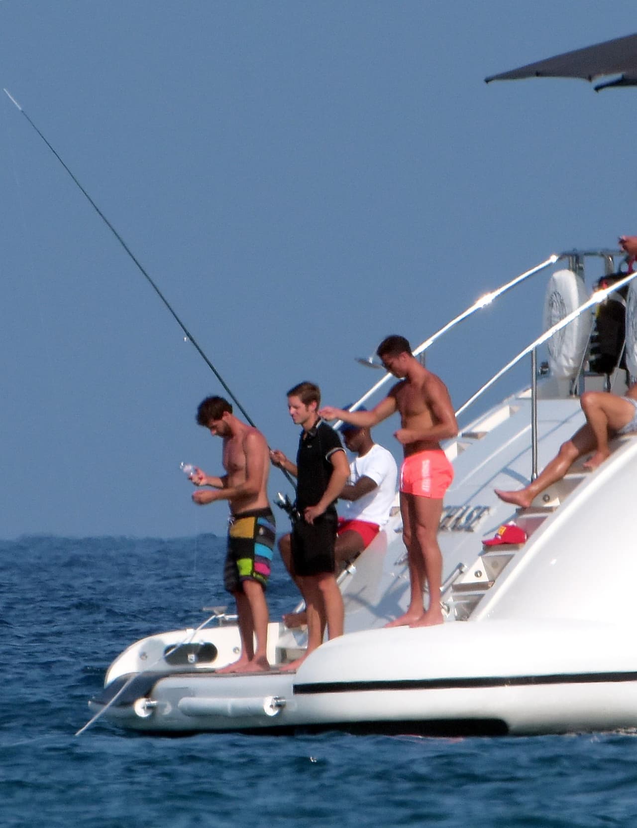 Sin éxito, pasó la caña a uno de sus friends.