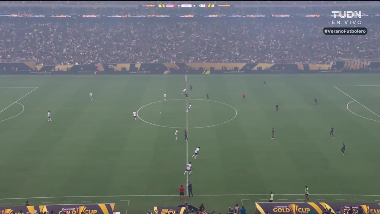 Arranca el partido y la pelota está en juego.